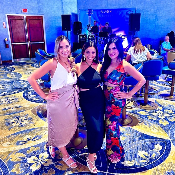 Sold on Revolve - Picture 4 of 5